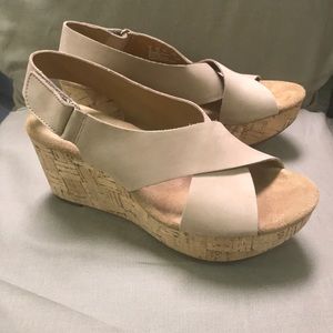 Clark’s Artisan Caslynn Wedge Sandal Size 8.5 EUC
